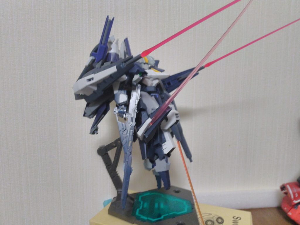 ビームサーベルは手に持たずにシールド、膝、ふくらはぎから発振可能
膝のパーツは回転できるので上に向けることで、敵のサーベルを受け止めやすくしている
ふくらはぎのサーベルは取り外し可能で手に持つことも可能