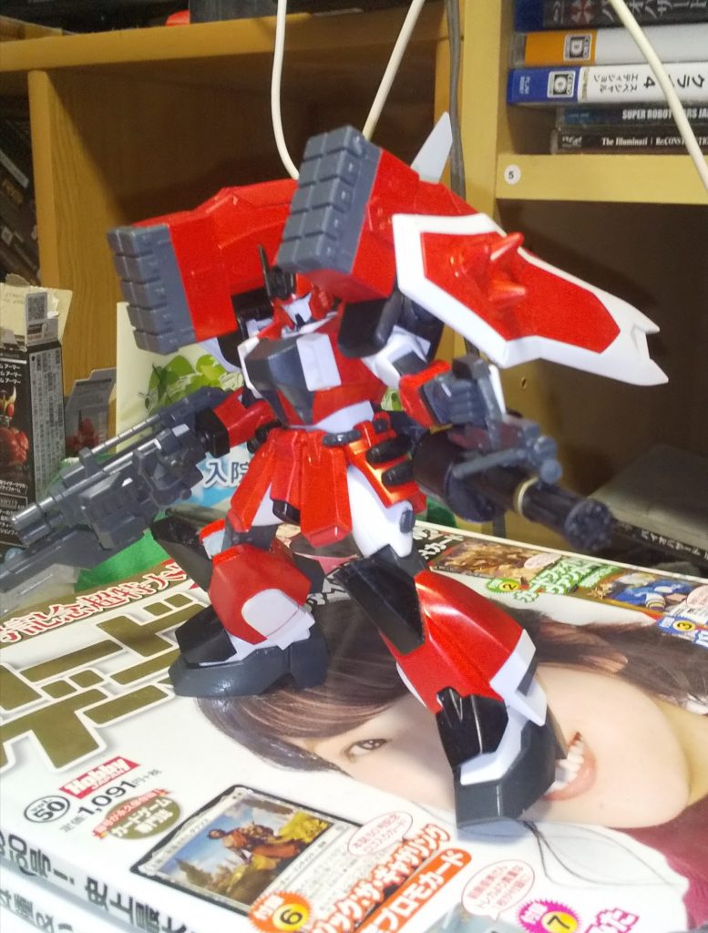 新しく追加した装備、右手の物は2連ビームガンと実体刃の複合兵装。左手は実体弾のガトリングガン。射撃火力を上げつつ、とっさの近接格闘戦にも対応出来るよう作成。