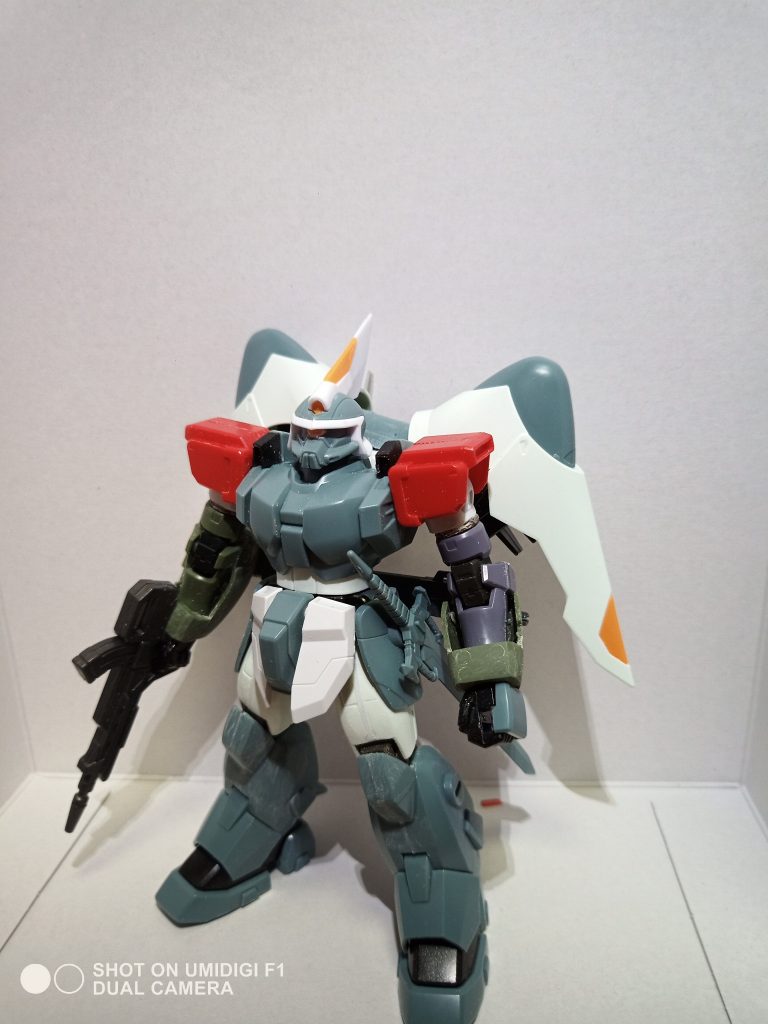 仮組みの写真です。ソードインパルスの肩のピンを切り飛ばしリーオーの腕を丸ごと接着しました。前腕部シールドにはリーオーの太もものパーツとヒザのパーツを組み合わせました。フロントアーマーは左右分割してポン付けです。リアアーマーは接着しています。