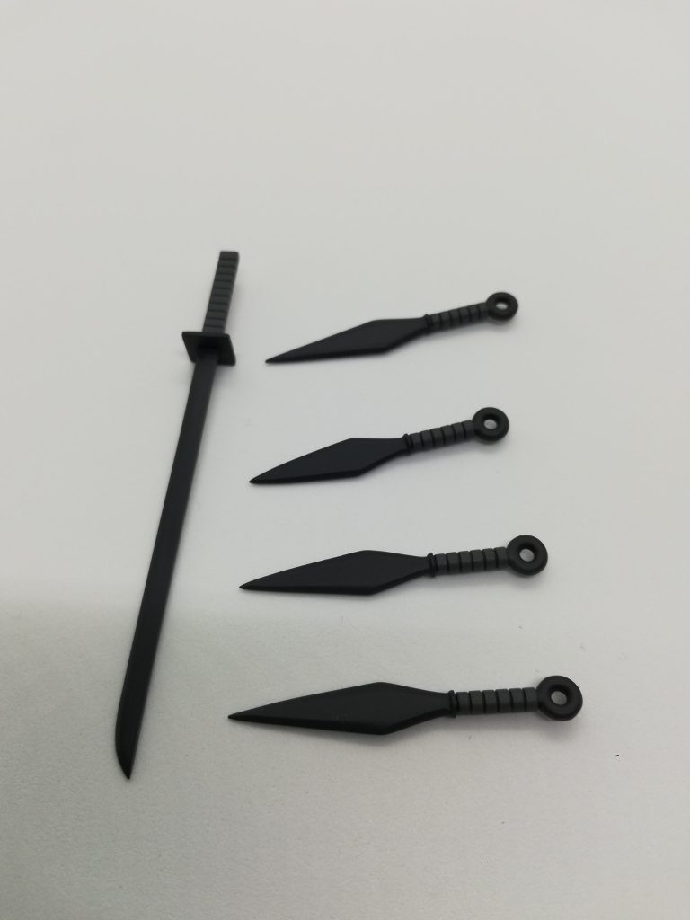 安全基準で丸くなってる刃をガリガリ削ってシャープにしています。継ぎ足しはしていません。コールドブレードは側面もしっかり削らないと鞘に入れると塗装が剥げます。
    +