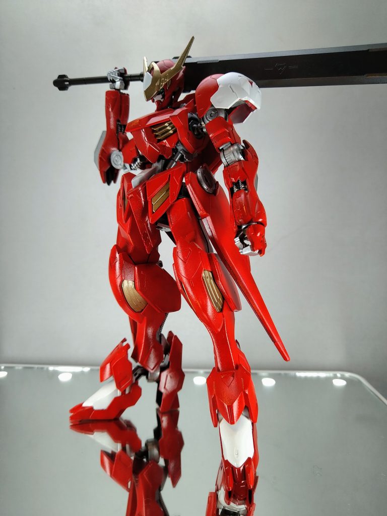 前腕の接合部の変更だけ行いました。塗装レシピ　クレオス(C)ガイアノーツ(G)赤　Ex-ホワイト(G)→プレミアムレッド(G)白　Ex-ホワイト(G)銀　Ex-ブラック(G)→スターブライトシルバー(G)金　Ex-ブラック(G)→Ex-ゴールド黒　Ex-ブラック→ステンレスシルバー(G)＋Ex-ブラック(G)トップコート　スーパークリアⅢUVカット(C)
    +