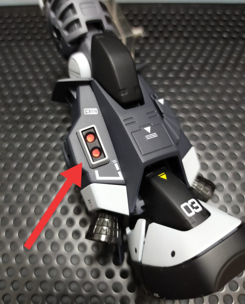 白色1色のパーツだった為、白で塗装後にエナメル黒を塗装・乾燥後にエナメル溶剤で拭き取り、更に奥にハイキューパーツの円形メタリックシールの赤を貼り付けてからフラットクリアーで仕上げました。
+