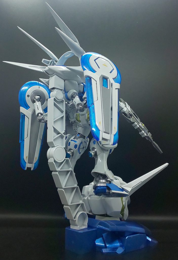 メタリック&パール塗装で、クリアパーツの下には、ハセガワのフィニッシュシートを貼っています。