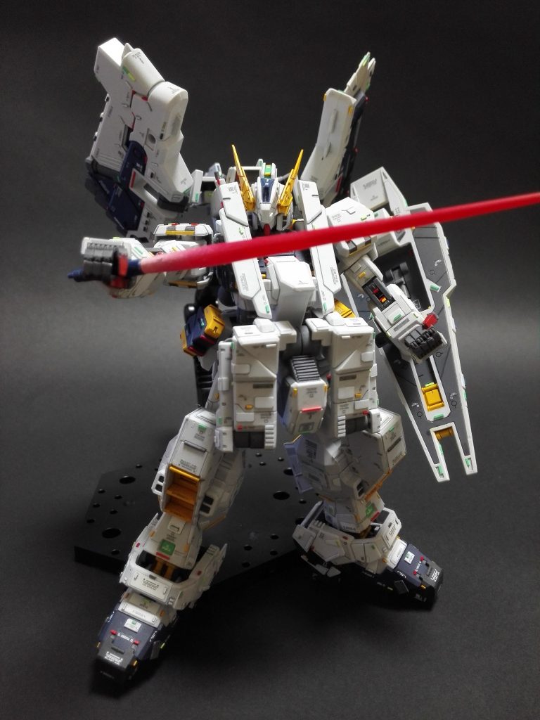 ビーム・サーベルを構えるヘイズル・ラーも格好良いです。造るのは大変なのですがAOZ系は武装は使いまわしがしやすいので嬉しいです。