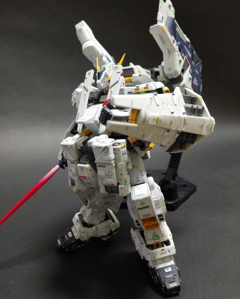 武装のバリエーションもちょっとしたマイブームでアドバンスド・ヘイズルの強化型シールド・ブースターとビーム・サーベルを装備させてみました。