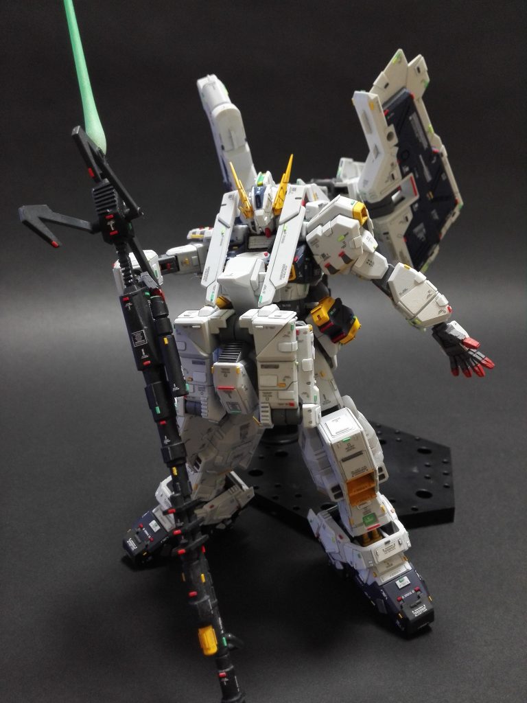 正直、納得のラストショットではなかったのですが早くも集中力が切れてしまったので今回はここまでにします。撮り貯めたものはこちらのページでのご紹介しています。https://gundam-press.com/hguc-gundamtr-1-hazel-rah-variation-review/それでは最後までお付き合いいただきありがとうございました!