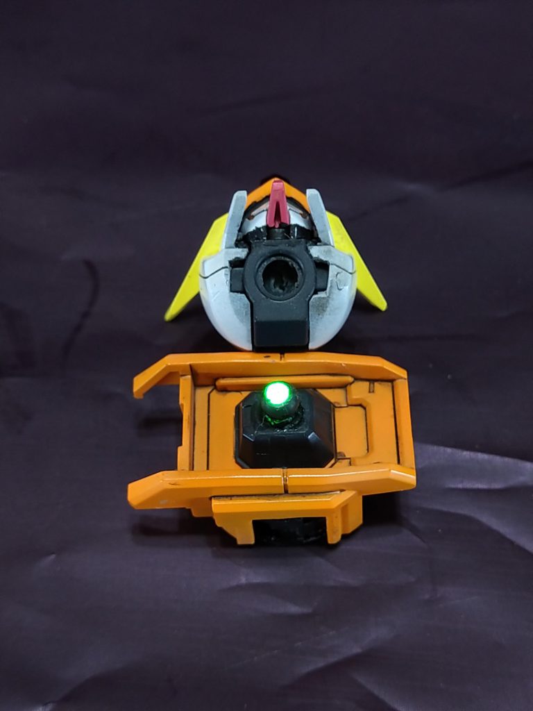 電飾。首下に電飾ユニットが入る設計になってるんだけど、首の軸は導光しないので、透明ランナーにボールジョイントの玉をつけて導光管に改造。
ユニットはサードパーティー製にしたら、そのままは入らないので調整