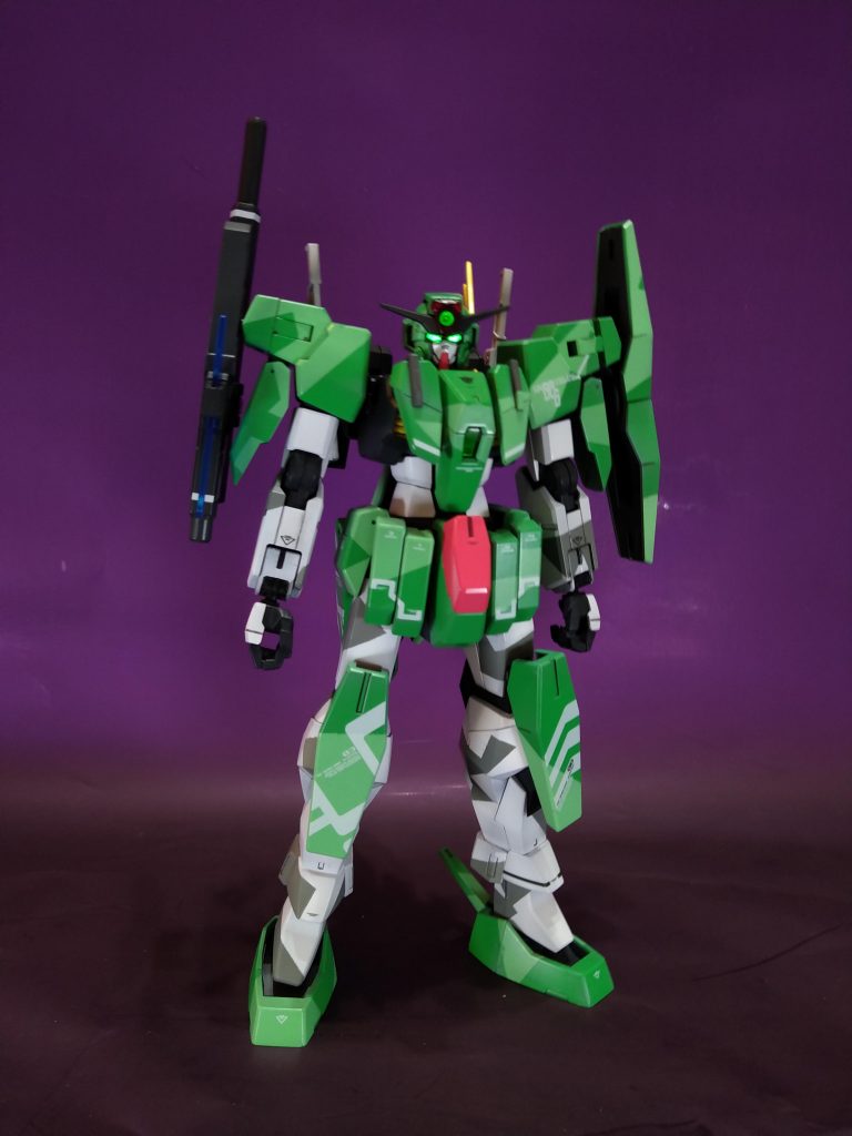 アリオスと合わせて電飾追加。パステルカラー調に振った色味とスプリッター迷彩をテーマに作成。グリーンのスプリッター迷彩は航空機から、ガンダムデカールはデザイナーズカラーのマーキングでした。この機体 プレイバリューがすごい。様々な銃を構えるのめちゃ楽しい。ファンネル?飾るのがいろいろ欲しくなるね