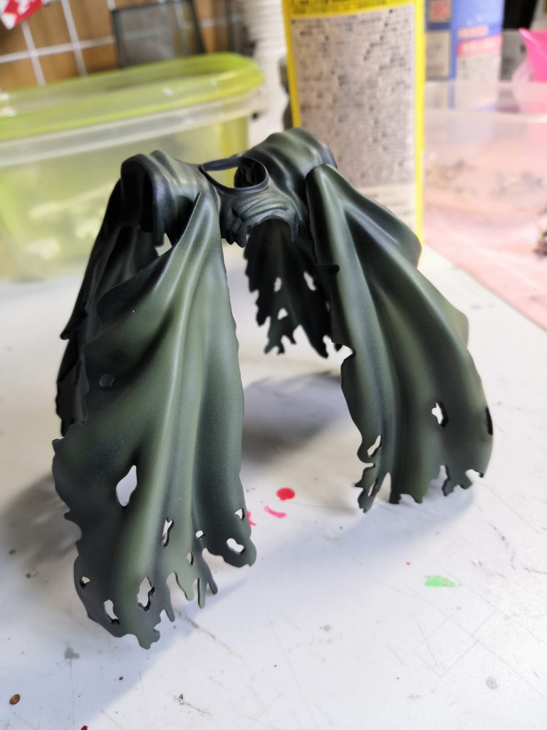 マントは黒サフの上から聖グロリアーナグリーン。その上からスモークグレーで陰影を出してます。