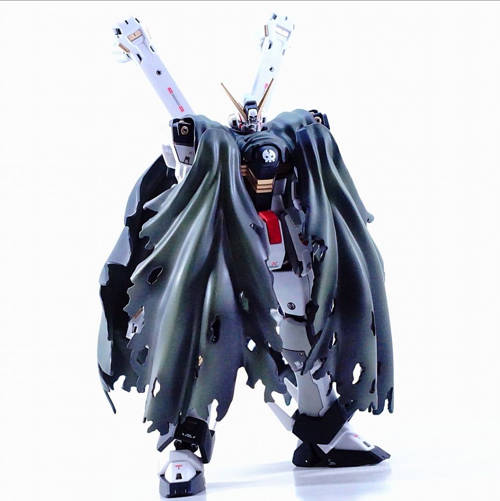ガンプラのマントってよく布とかついてきますが、あれあんま好きじゃないんで、プラ製のマントやってみたかったんですよね。