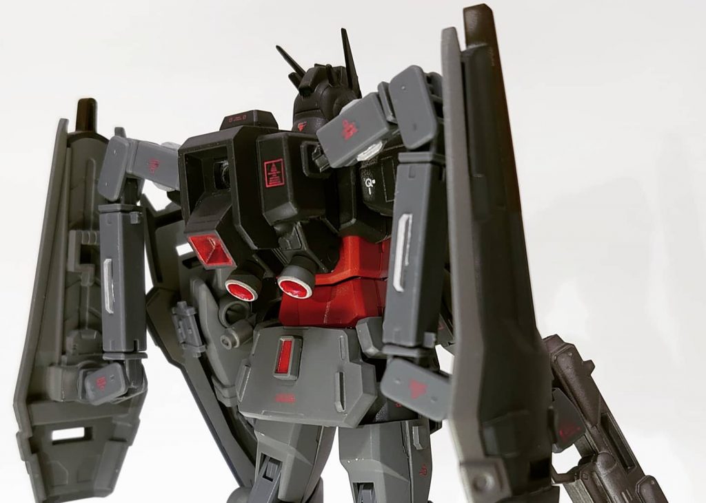 バックパックにダガーの背中を移植して、サブアームを接続出来るようにしました。