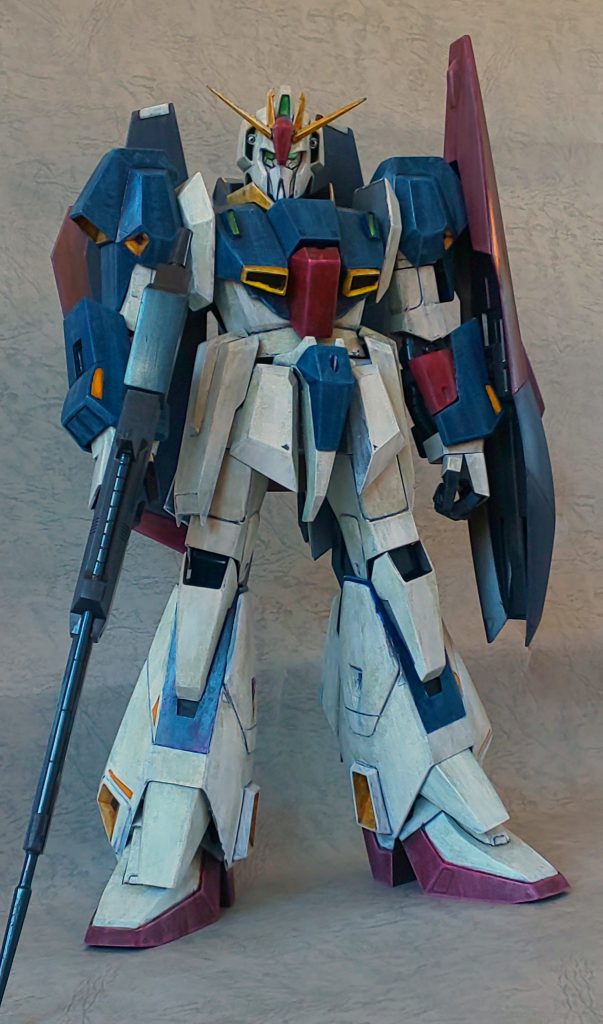 ビームライフルは磁石を仕込んで保持力アップ。模型情報の表紙に初登場した時のポーズを再現したくてガワラ曲げを仕込んだのに、バインダーの重さに負けてポーズが取れず、ほぼ棒立ち。