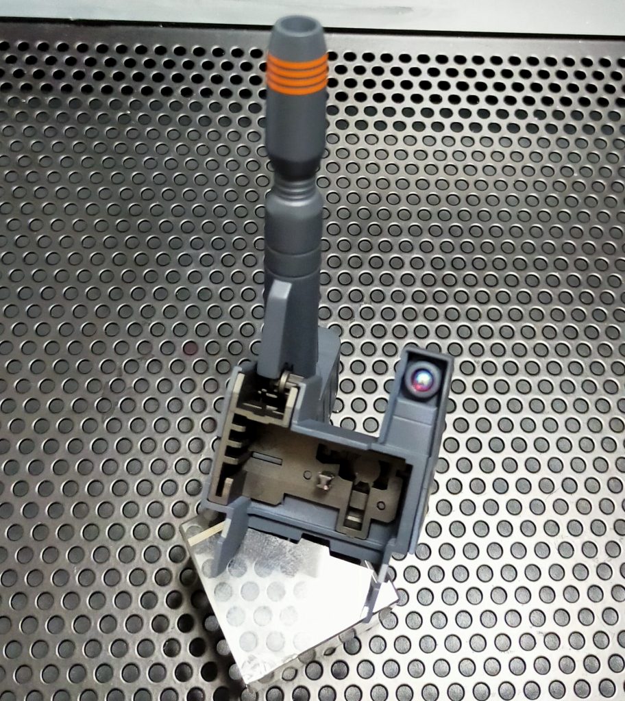 バックパックの製作。センサーをディティールアップしています。