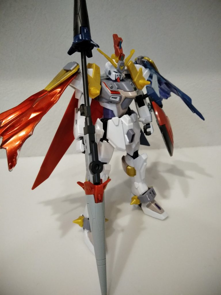 肩部よりビームマントを展開左右で属性が異なる。