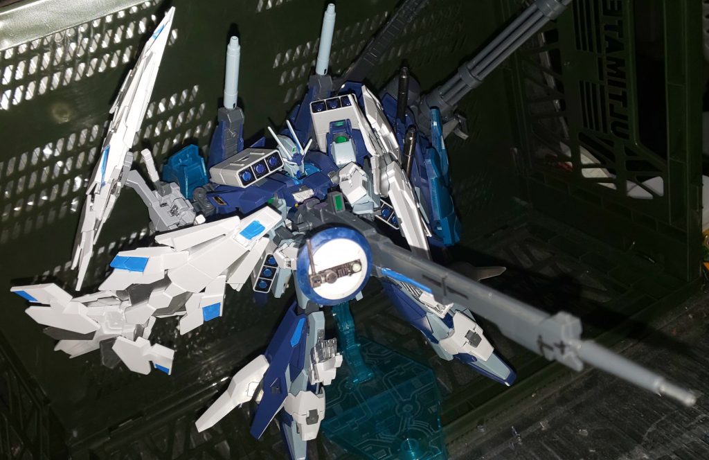 右側にはサイコフレーム関連の装備を集中配置。機動性、火力の向上とニュータイプ能力の拡張、シールドファンネルを切り離しての陽動を行う事で、メインウェポンの狙撃がより効果的に威力を発揮する。