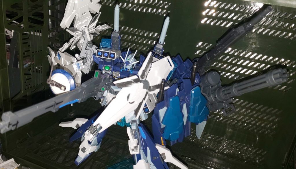 左側にはBWS2つによる機動性、ミサイル弾幕、メガガトリングガン、ハイパーメガランチャーとサイコミュに頼らない兵器で埋め尽くされている。