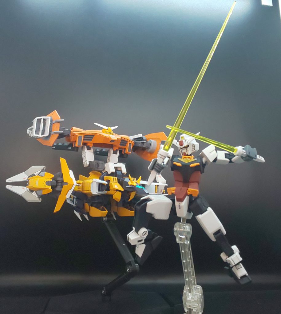 ビームライフル無いので、コアガンダム時はキャンサーアーマーによるサポートと、二対のビームサーベルが武器です。