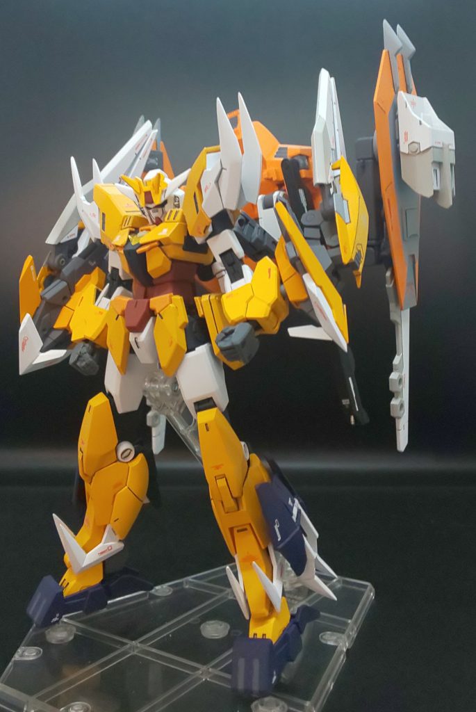 キャンサードガンダムは、接近戦に特化したガンプラです。コアガンダム搭載のビームサーベルと両腕のアクベンスパニッシャー、背部のビーハイブ・レイ2門と、脚部のビーハイブ・シザーが主な武器です。ゾディアックガンダムの中では【断罪者】としての役割を果たしており、あらゆる悪を容赦なく断罪します。