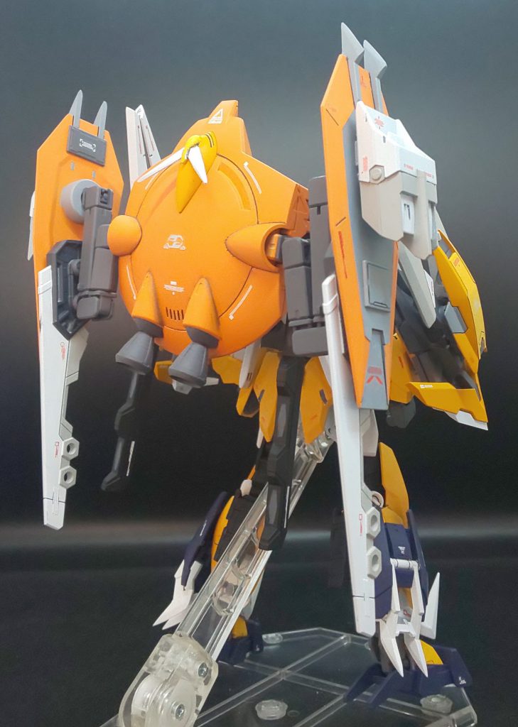 背部アーマーの両側には、フレキシブルシールド、偏向歪曲防御盾【ビーハイブ・パンツァー】を装備、あらゆるビームを無力化します。実弾兵器は、サーベル等で切り払うことで防御するスタイルです。