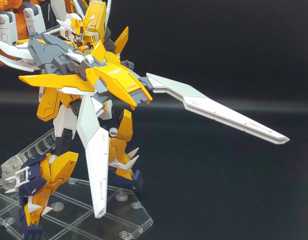 両腕のアクベンスパニッシャーは、あらゆるものを両断します。