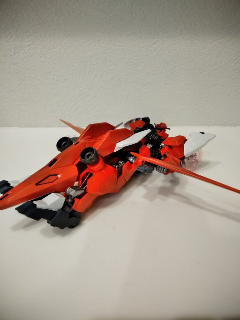 アーム装備により車両形態でもグライダーのような飛行が可能!