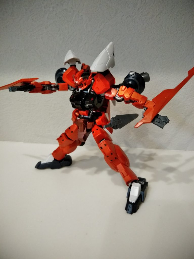 ドラグエッジ手甲部に装着する実体剣本来、大剣形成パーツの1つだが取り回しがよく扱いやすい