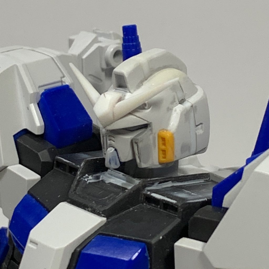 頭部は前後で1mm延長。ヘルメット下端はツライチでとても不自然だったので。頬の横と後頭部の形状を変更。目の横の隙間を0.5mm狭くして、カトガン同様の頬ダクトを追加。顔パーツはヘルメット内上部を削って少し上にずらして目がほどく見えるように、顎の形状は設定基準で形状を修正しました。アンテナは途中で紛失してしまったのでプラ板から自作。