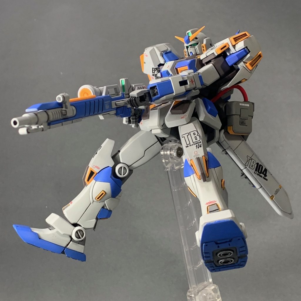 4号機といえばメガビームランチャーを下に構えるこのポーズ。バッチリ決まります!