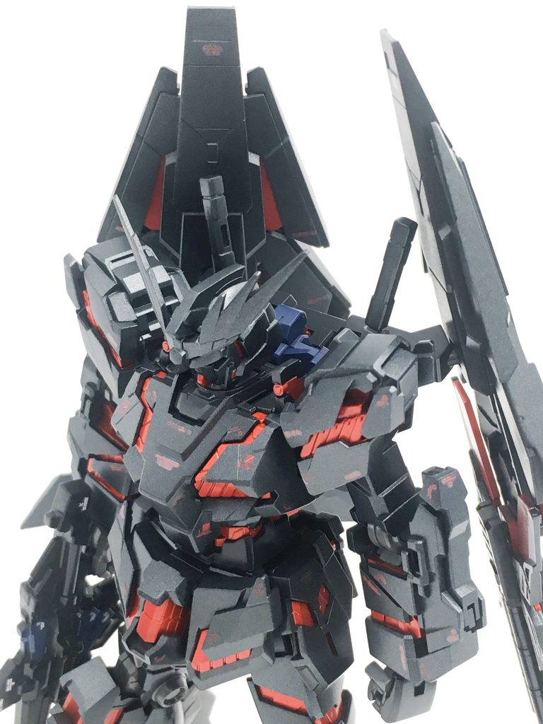 塗装は黒サフの上から、モデルカステンのステルスグレーを塗布。
サイコフレームはピンクサフの上からガイアノーツのプレミアムレッドを。