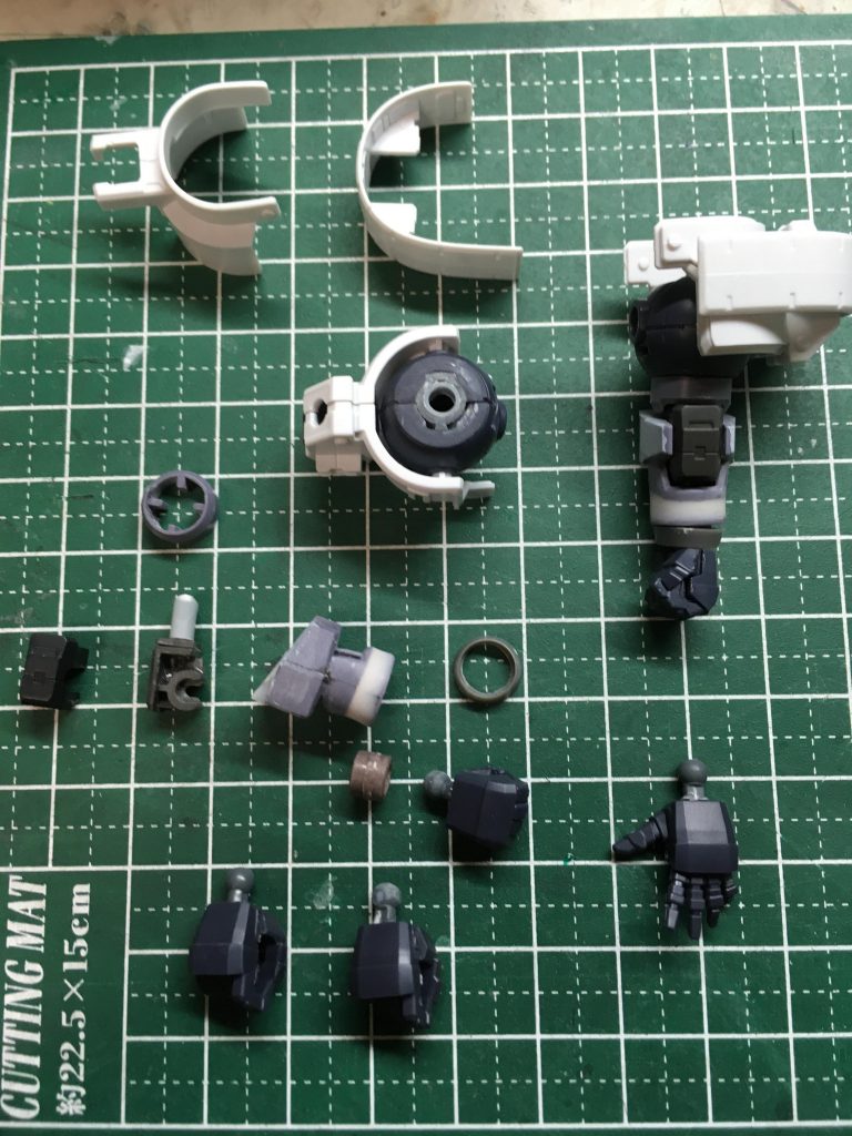 肩ブロックとハンドパーツはRGで肘関節はHGリーオー。四肢をリーオーにしたのは短縮がRGよりは容易で、アドヴァンスMSジョイントを使わずに済むからです。