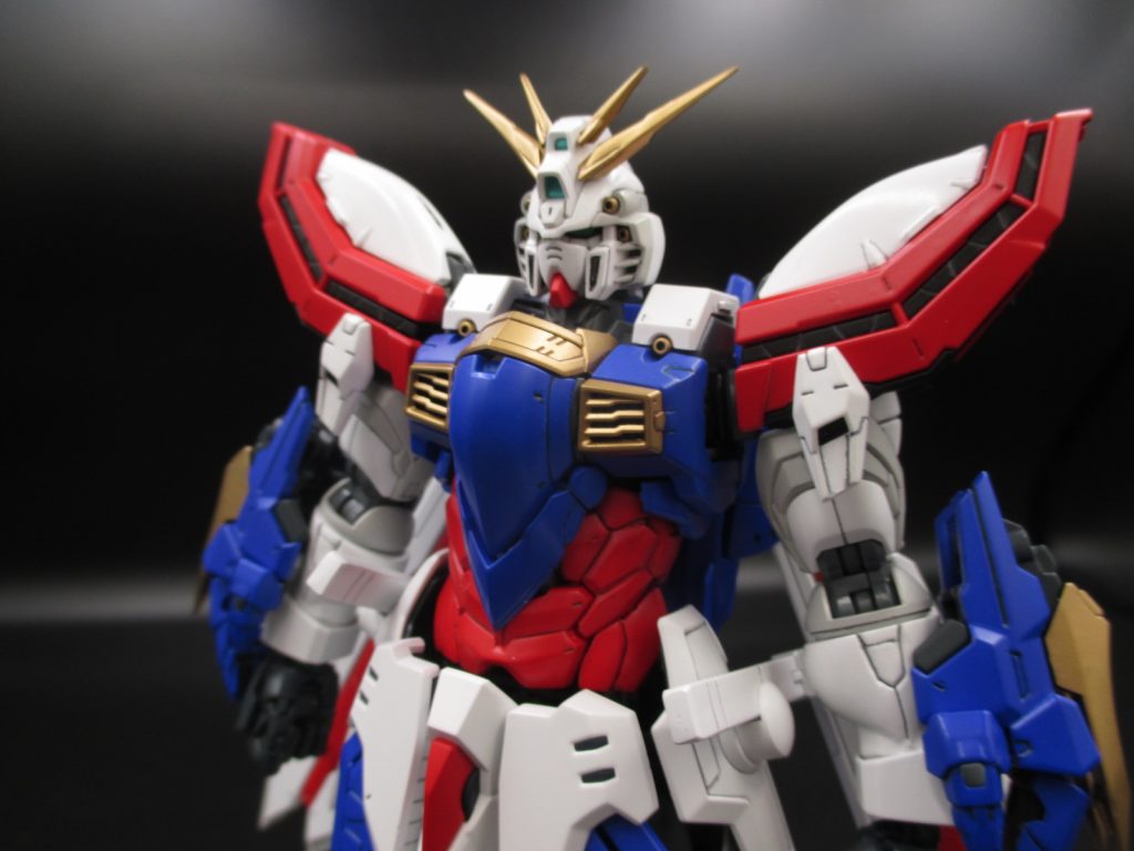 腹部パーツはプラバンで2ミリ延長しました。
あと腰の両サイドはカットしてウエストをシェイプアップしています。
購入した方はご存知かと思いますが、腹部の赤いパーツは最初から組み
上がっており、かつ複雑なパーツ構成なので、パーツを破損させず、
分解するのは大変でした(苦笑)