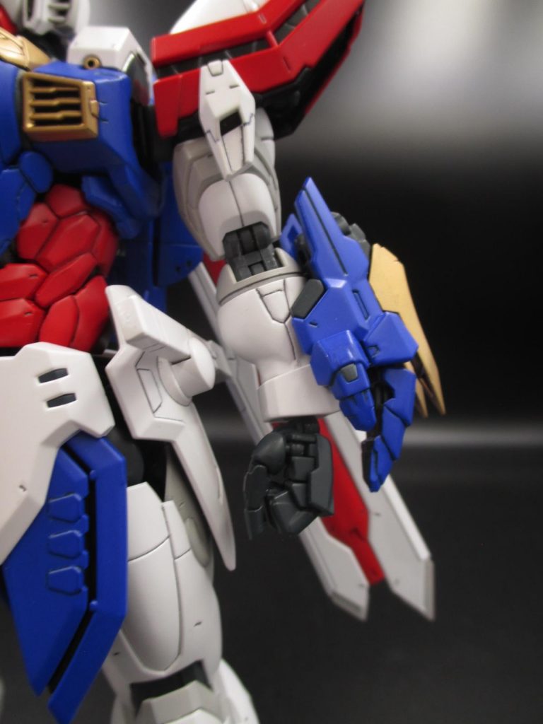 上腕にくらべ前腕(ひじから下)がボリューム不足&ディテールが
寂しいので、プラバンで1.5mm伸ばして、パテでボリュームアップ
しました。あとそれっぽいディテールも追加しています。