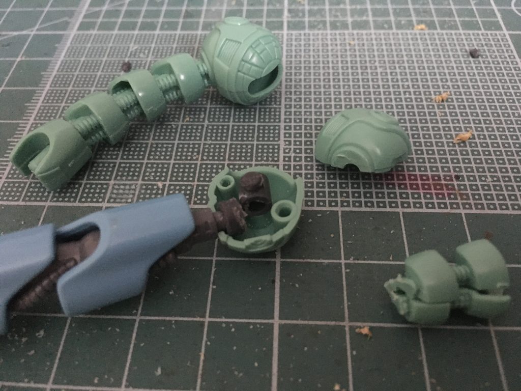 右腕はジャンクパーツとして買ってあったハイゴックのものと差し替えました、結構強引にゴリゴリと！