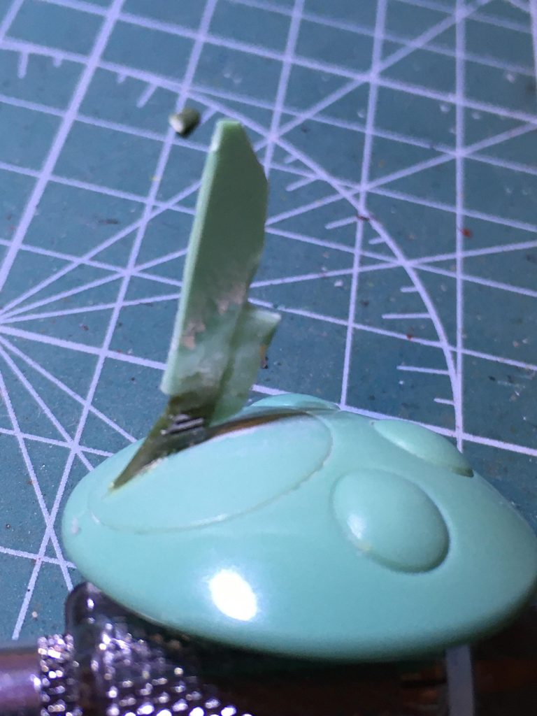 指揮官用の角をザクのパーツとランナーで成形