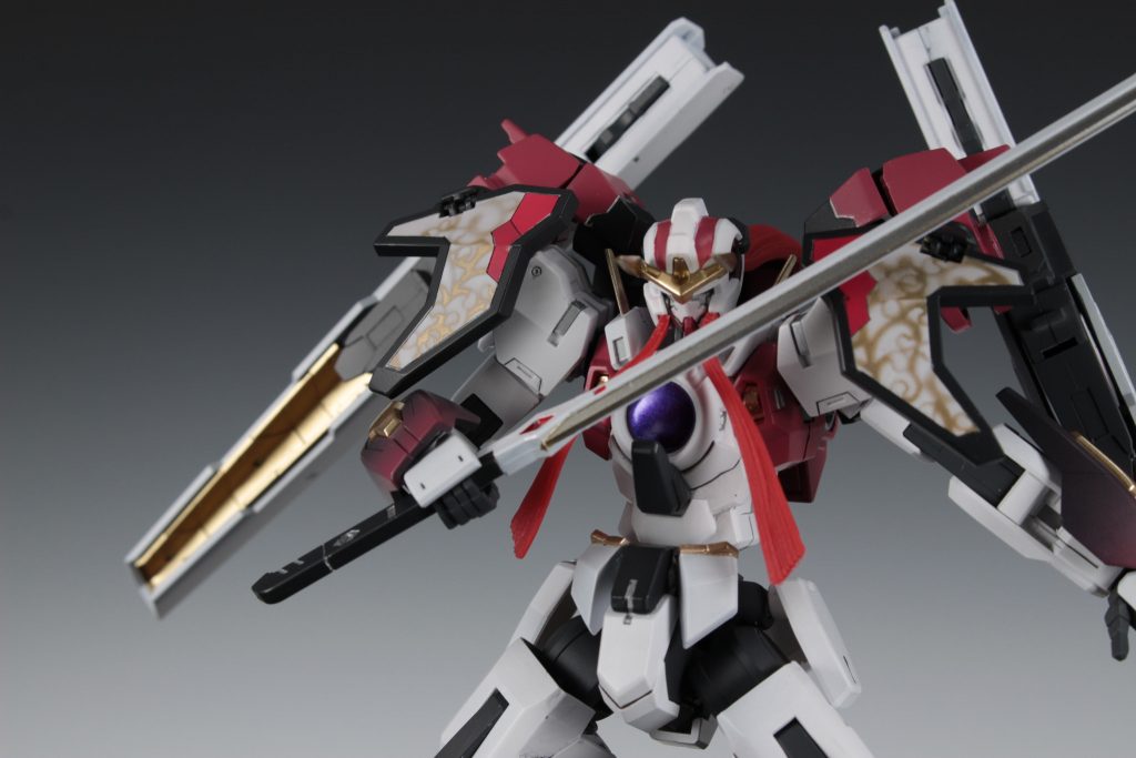 主兵装
【ＧＮ夜叉刀】

すばやい身のこなしで敵の懐に入りこみ、相手を一刀両断する。
粒子変容塗料の塗装が施されたその刀は、ビーム兵器ですら両断する。
「鉄血のオルフェンズ」ＨＧバルバトスの太刀を元に製作されたその刀は本編のバルバトスの用に鬼神のごとき強さを誇る。