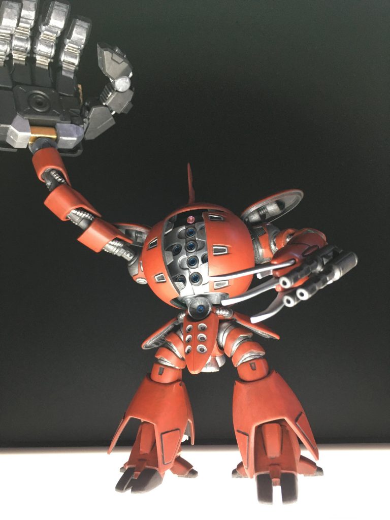 奇跡のバランスでなんとか拳を振り上げた状態で立つことができます、モノアイは大好きな百均シールをペタリ。