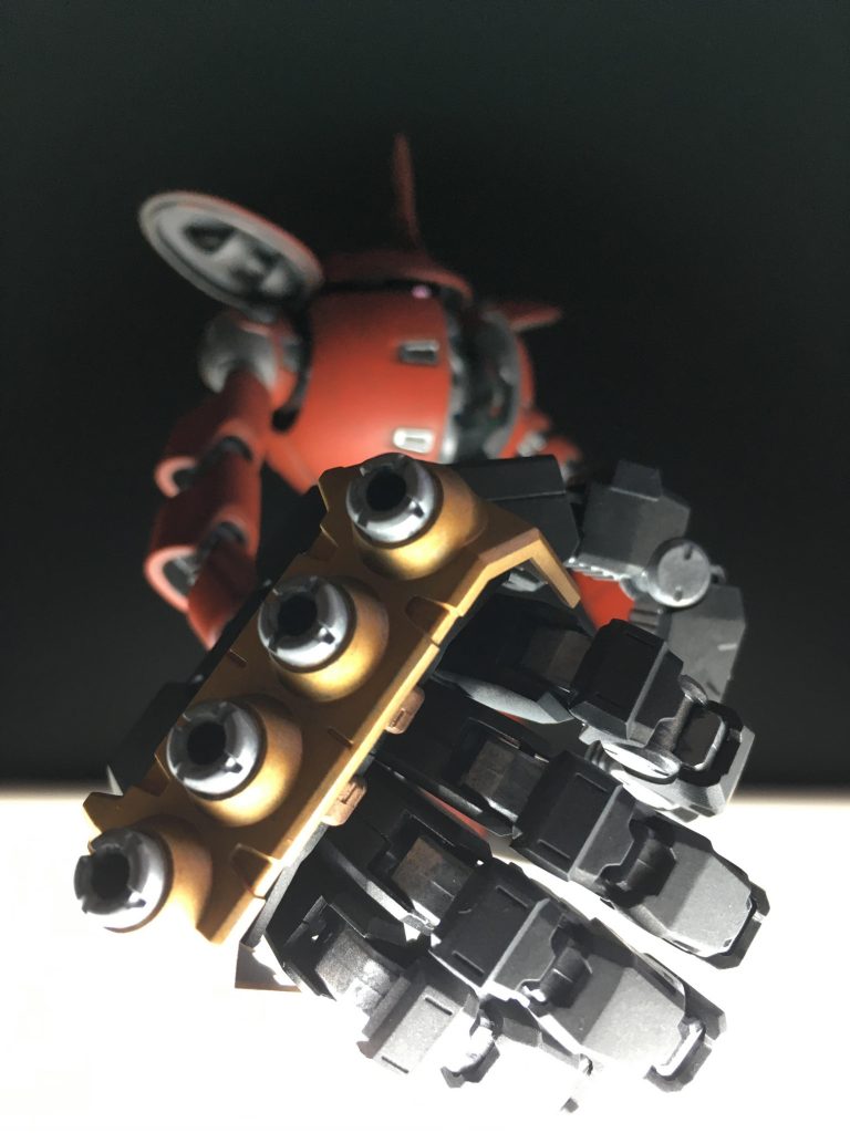 股座へハンマーパンチ！いつか使おうと積んであったコトブキヤのオーバードマニピュレーターを使用しました。