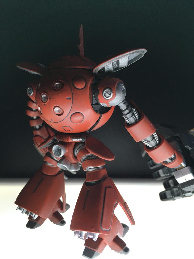 肩や腰アーマーの裏、足回りに余ったパーツやプラ板を張り付けています