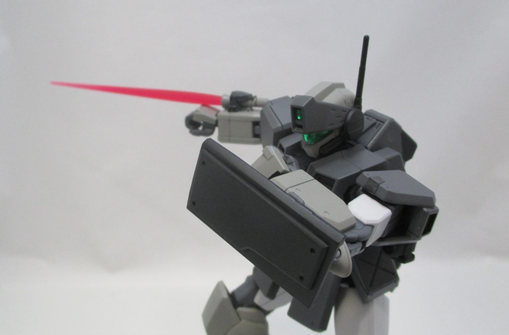 サーベルはベース機の物を右前腕部に固定式で装着し動作なしでの展開火器との併用が可能シールドは軽量化を重視し小型のシンプルな形状の物となっています
    +