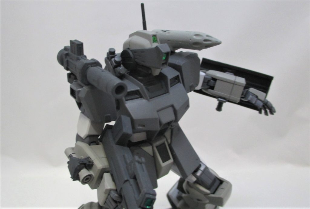 両肩のウェポンラッチは任務に応じて武装を変更することが可能となっているほかマシンガンにも消炎器の装着等の強化がなされています
    +