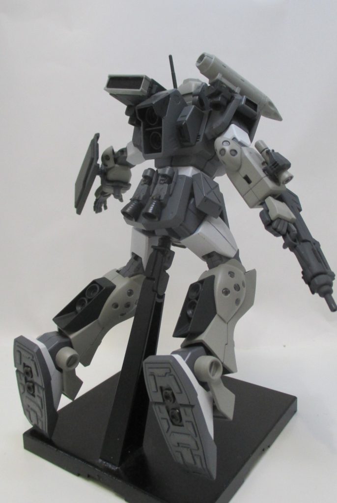 腰部にバーニアが増設されるなど重量増に対する機動力の強化が施され迅速に撤退行動を行うことが可能ですとはいえ本機は偵察用としては改装などの調整により攻略戦に間に合っておらず他の機体と共に要塞の攻略や艦隊の防空任務等に当たったとされています
    +