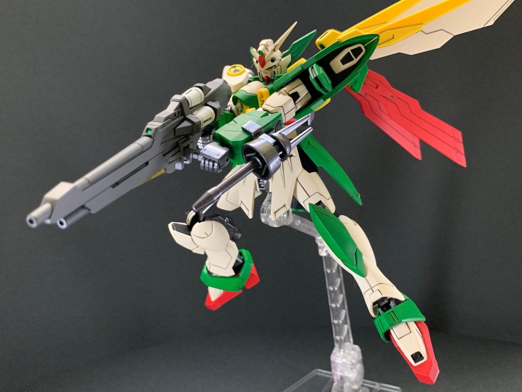 バスターライフルカスタムは佐世保工廠グレイを基調に、白とゴールド&クリアイエローで塗り分けました。