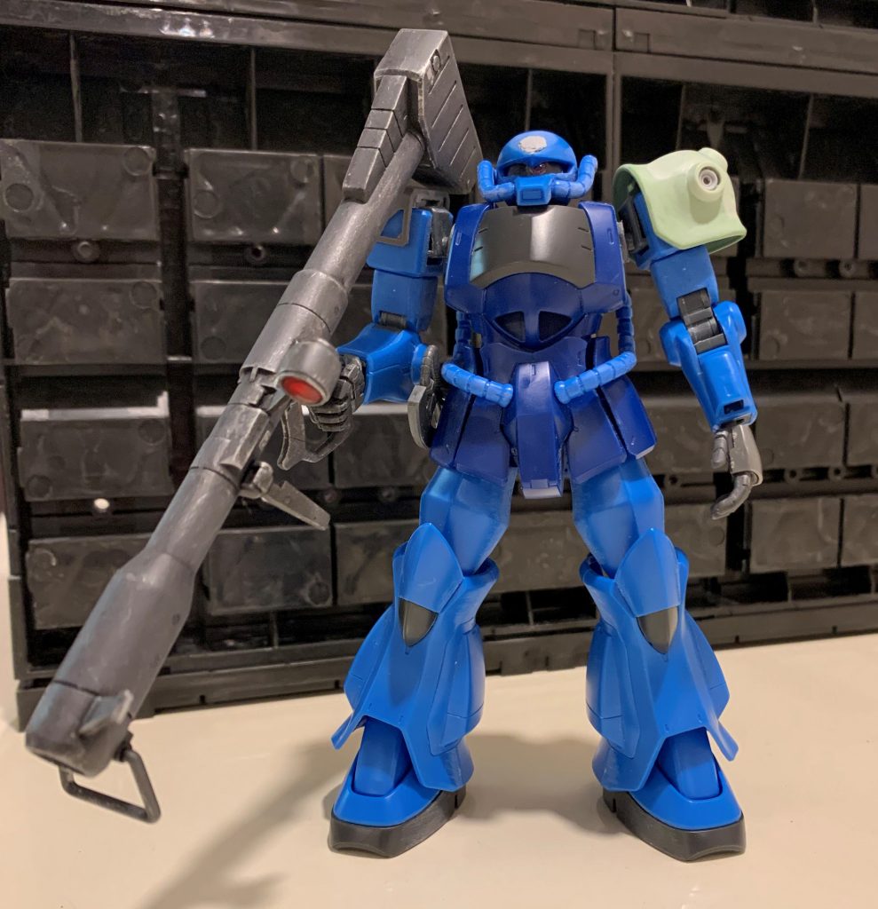 仮組した状態です。ジャイバズはドムから奪ったので既に仕上がっています。頭はアンテナを接着後根元で切断、隙間はパテで埋めました。リバイブグフは2種類頭部を選べますが、悩みに悩んでR35の方を使いました。モノアイは基部にピンバイスで穴を空け、ビルダーズパーツのMSサイトレンズのピンクを嵌め接着、裏からキット付属シールの銀色部分をあてがいました。首が少し長い気がしたので、基部を少し削り込み短く調整しました。後は基礎工事として腕と腿を後ハメ加工、各部合わせ目消し、パーティングライン処理したくらいです。 +