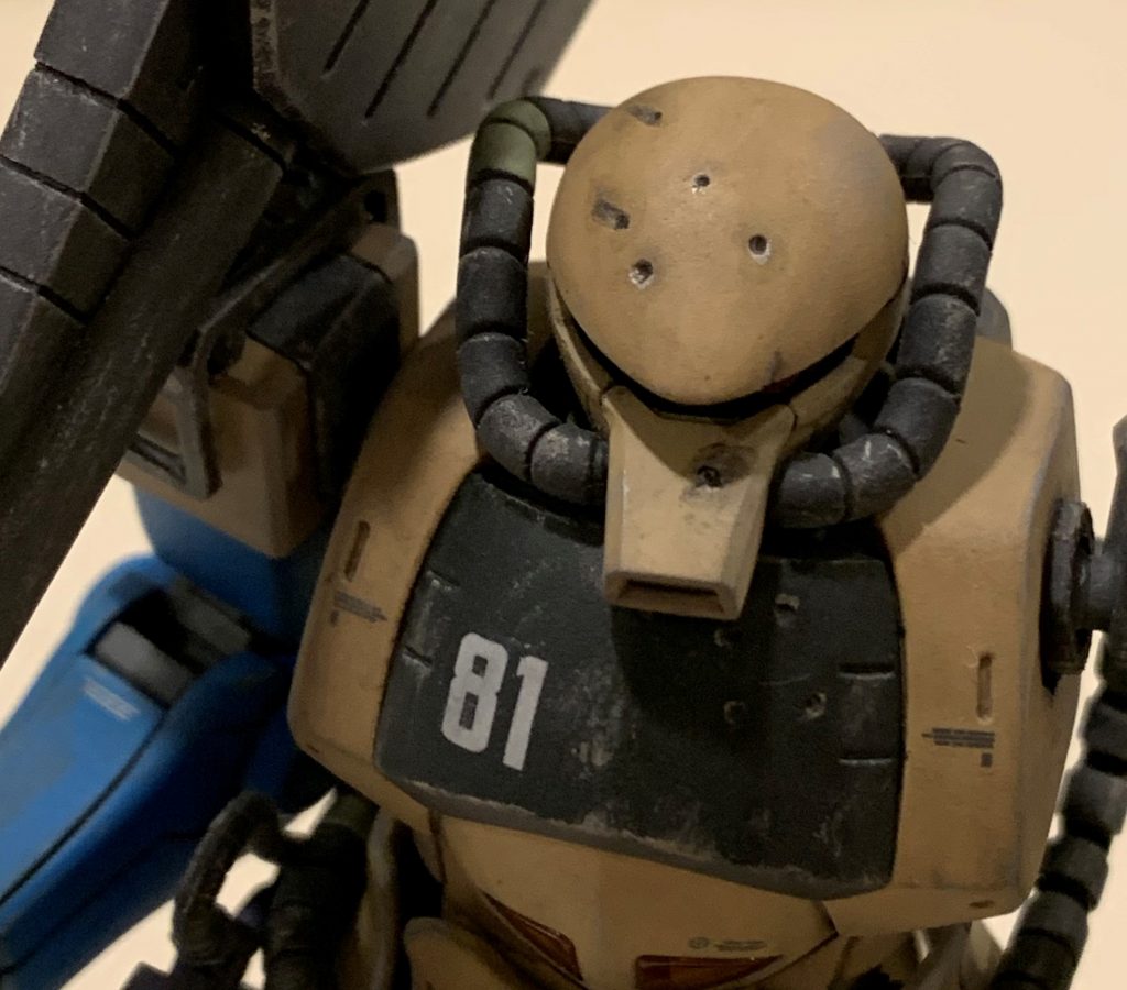 胸~頭にかけての弾痕は、上空から急降下してきたフライマンタに30mm機関砲を一斉射された想定です。後ろ2個の動力パイプ外装もこの時被弾し脱落、ザクの物に交換した設定です。資料不足で文面でしか確認できなかったですが、フライマンタの機関砲は機首に2門付いていたようですので、間隔狭めに2列の弾痕をピンバイスで空けました。頭部は球面なので跳弾した感じにもトライしてみましたが、まだまだ全体的に表現力不足で仕上がりも稚拙で不満が残ります。ダメージ表現は勇気も要りますしとても難しいですね。精進します。 +