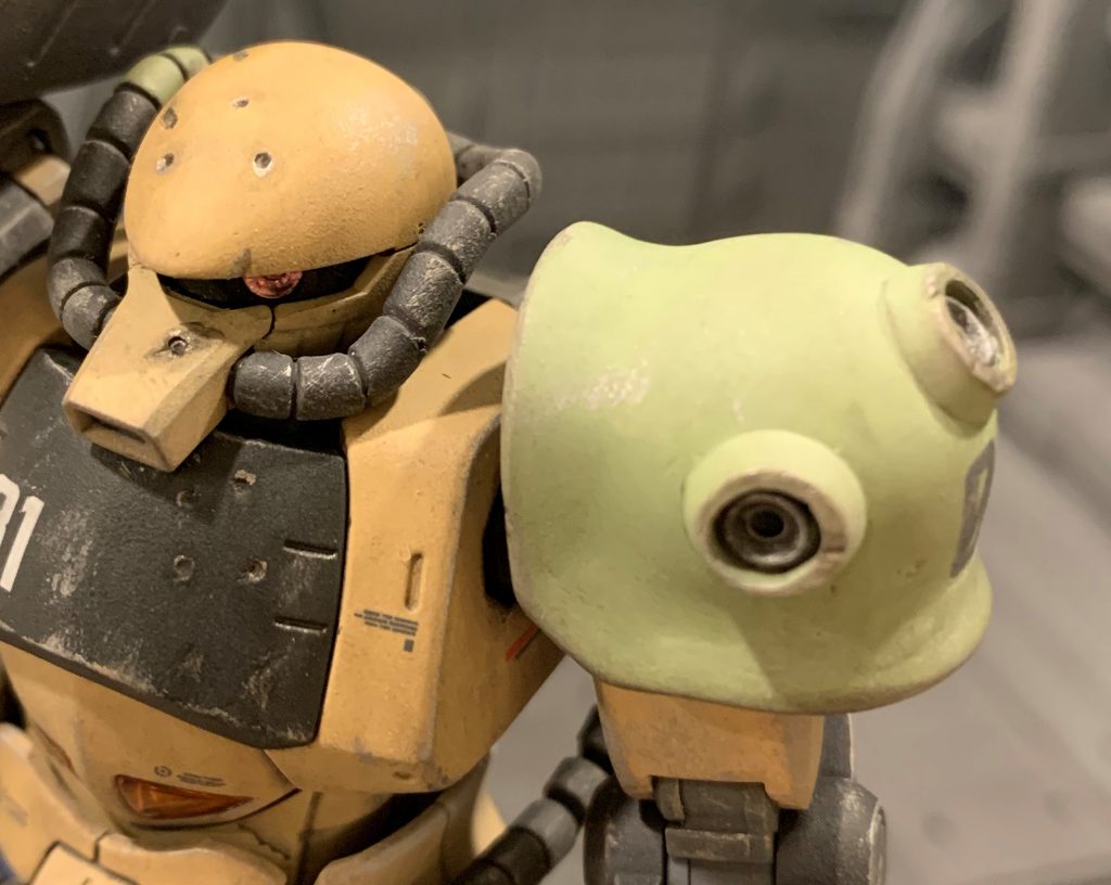 左肩はRGザクの物です。2分割されているパーツは接着し合わせ目消し&縁の凹凸モールドも削り落としシンプルにしました。スパイクは付けず、代わりに穴にビルダーズパーツのバーニア部品を嵌めています。基地在庫の予備品を使ったので、色やマーキングは前装備していたザクのままという設定で、使用感の差を出そうとエッジを金やすりでガリガリしたり、ウォッシングやハゲチョロ強めにましたが、ちょっと強調が足りない感じがします。スパイクアーマーは余剰パーツもう一個組めるので、今度改めて作り直そうかと思います。 +