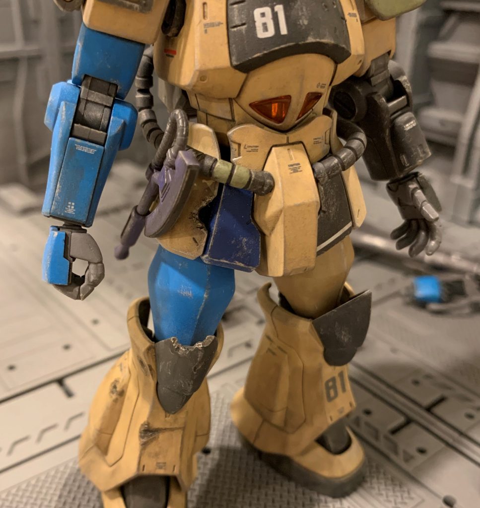 カラーリングは1982年の川口名人のジオラマ「ZION'S砂漠の駐屯地」のオマージュです(ZEONではなくZIONという所に時代を感じます 笑)。右腕は肩から下は大破し新品に交換、右腿と右前スカートアーマーは装甲が破損し交換したが塗装間に合っていない為、ノーマルグフカラーのままという設定です。動力パイプは何個か部分塗装でザクⅡ量産カラーに塗り分けました。この部品はザクⅡとグフで共用、というオラ設定です。 +