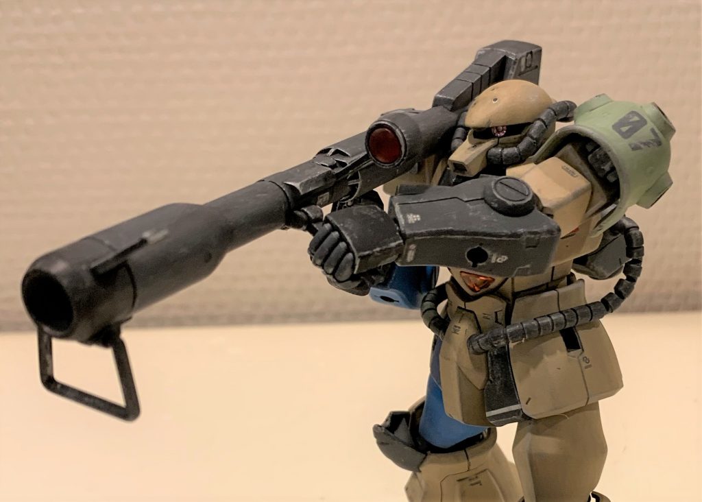 あらゆる映像やゲーム作品で、地球でジャイバズ担いだザクの描写は皆無ですが、グフは初代劇場版でジャブロー攻略作戦時にジャイバズ担いで出てきます。そこから、重力圏内ではザクではパワーが足りずジャイバズを扱えなかったが、グフは可能だった、という想像をしました。ジャイバズが運用できるという点に、汎用性強化改修グフの大きなアイデンティティーがあったと考えました。なので武装はザクマシやザクバズではなく、敢えてジャイバズを担がせてみました。以前作ったHGUCドムから奪いました。 +