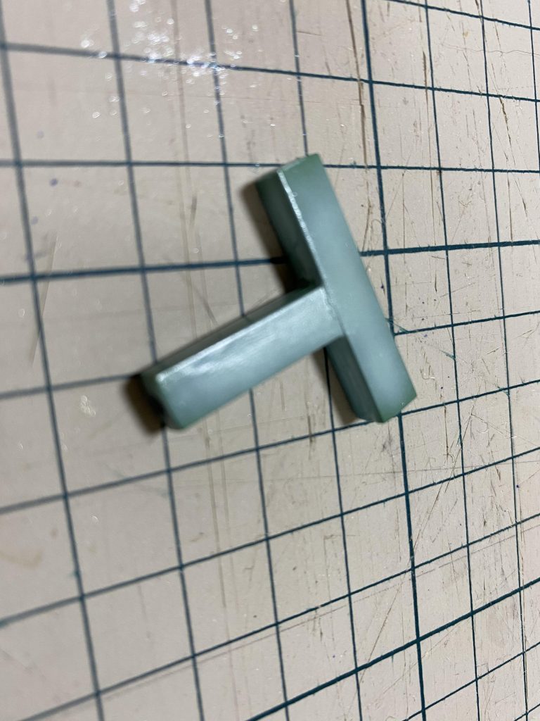 プラ板から切り出し、重ね貼りしたサイコフレーム試料。色はガイアカラーのアイスグリーンで、何気に初のグラデーション塗装への挑戦だったりします。