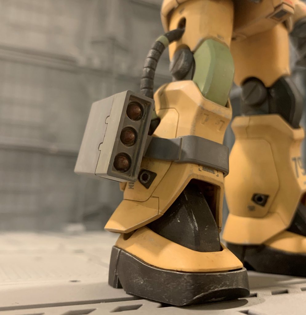 補助兵装としてフットミサイルも装備させています。キット付属の物です。足元だと泥や砂が入り易いし、発射に際しても障害物や地形の影響を受けまくるので結構頭悪い設計だと思うのですが、なんとも言えない野暮ったさが逆にカッコいいですよね。現場っぽさを増す為に片足のみ装着としました。弾頭はエナメル塗料筆塗りで対応しています。
    +