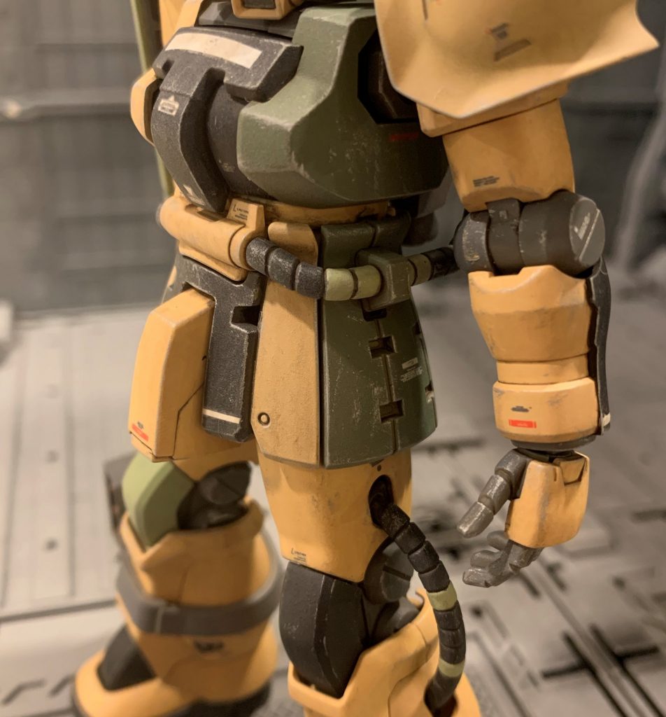 前回のグフと並べる為に、同じように装甲色をツギハギしました。左側面から61式戦車の2連装砲(徹甲弾)を受けたイメージとしました。左胸部装甲は貫通は免れましたが破損、左腰アーマーは貫通し左足付け根のジョイントを損傷し歩行不能となり、一度サムソントレーラーで回収された経緯がある、といった感じの妄想設定です。被弾時の衝撃で動力パイプ外装もいくつか脱落したので、交換されています。
    +